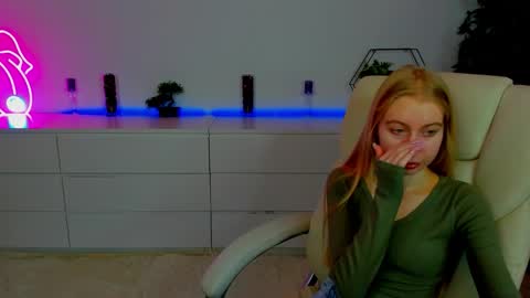 Snapshot of alina__blonde chatting on October 15, 5:43 am Alina online show from October 15, 5:43 am