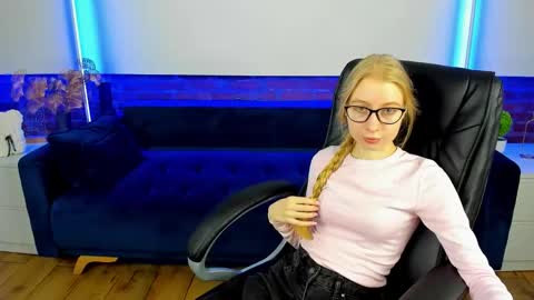 Snapshot of alina__blonde chatting on September 24, 5:50 am Alina online show from September 24, 5:50 am