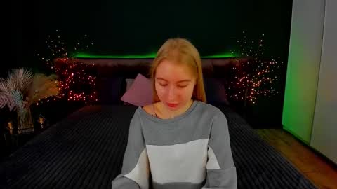 Snapshot of alina__blonde chatting on September 27, 6:31 am Alina online show from September 27, 6:31 am