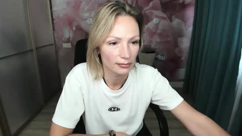 Snapshot of alinamoor chatting on October 17, 8:17 am AlinaMoor online show from October 17, 8:17 am