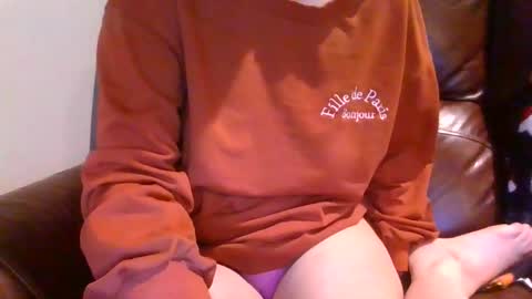 alliebearx online show from December 5, 5:18 am