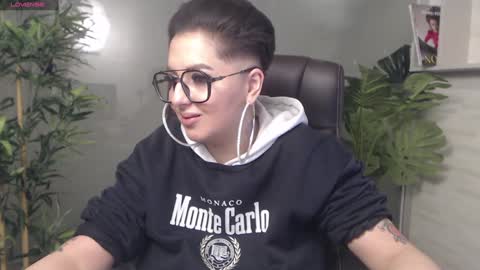 Snapshot of allyiah chatting on January 12, 1:32 am online show from January 12, 1:32 am
