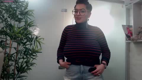 Snapshot of allyiah chatting on February 21, 8:16 pm online show from February 21, 8:16 pm