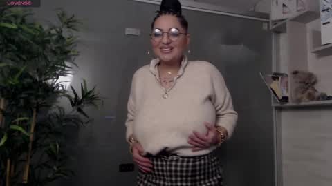 Snapshot of allyiah chatting on March 1, 7:37 pm online show from March 1, 7:37 pm