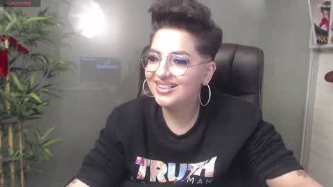 Snapshot of allyiah chatting on December 16, 9:20 pm online show from December 16, 9:20 pm