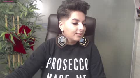 Snapshot of allyiah chatting on December 19, 11:35 pm online show from December 19, 11:35 pm