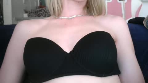 Ally Girl In Her Ally World online show from June 13, 1:25 am