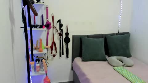 Alma online show from April 8, 8:55 pm