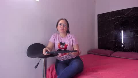 Snapshot of amara_luxe chatting on October 21, 8:35 pm amara_luxe online show from October 21, 8:35 pm