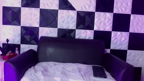 ambar_roux1 online show from February 13, 2:31 pm