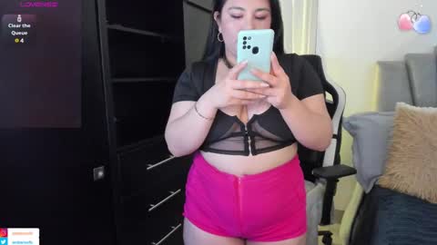 Snapshot of ambar_wells chatting on February 18, 6:17 pm ana online show from February 18, 6:17 pm