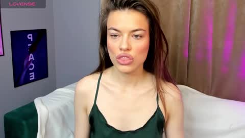 Ameli Lorans online show from December 19, 3:07 am