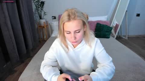 Snapshot of amymilson chatting on February 23, 3:01 pm amymilson online show from February 23, 3:01 pm
