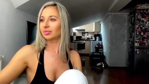 Snapshot of amyroberta92 chatting on October 16, 7:33 am amyroberta92 online show from October 16, 7:33 am