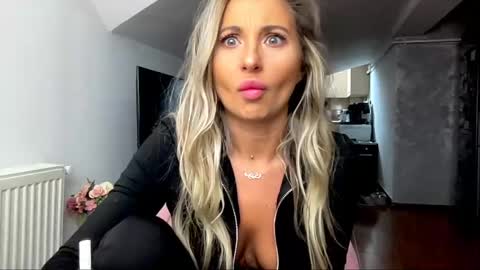 Snapshot of amyroberta92 chatting on February 18, 7:10 am amyroberta92 online show from February 18, 7:10 am