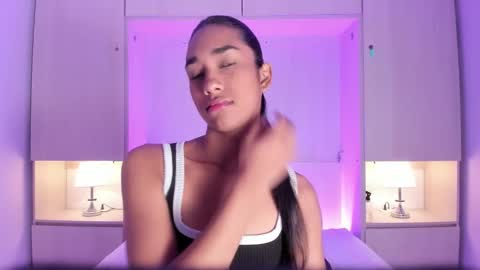 anaacollins_ online show from March 11, 11:47 am