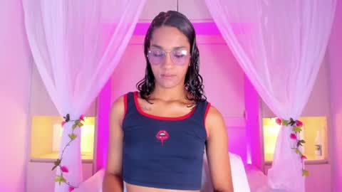 anaacollins_ online show from July 29, 12:27 pm