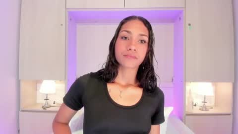 anaacollins_ online show from June 25, 11:34 am