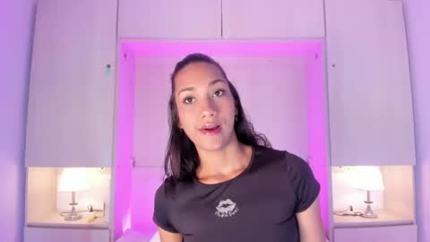 anaacollins_ online show from June 14, 11:43 am