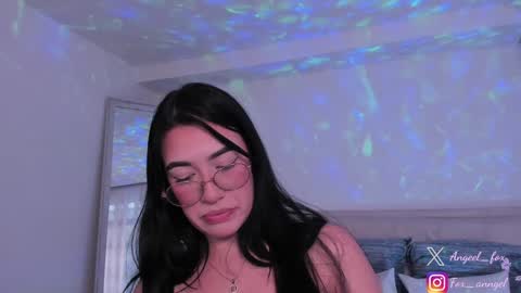 Snapshot of angeel_fox chatting on December 5, 10:01 pm Angel online show from December 5, 10:01 pm