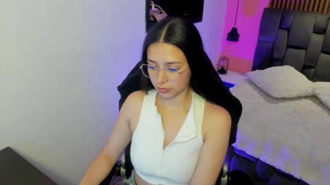 Snapshot of angeline_davies chatting on October 10, 4:06 am angeline_davies online show from October 10, 4:06 am