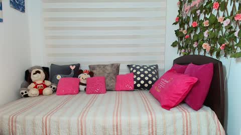 laura  online show from February 7, 12:58 am