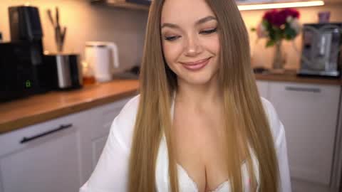 Im Anita thumb up me please its important online show from April 8, 2:30 pm