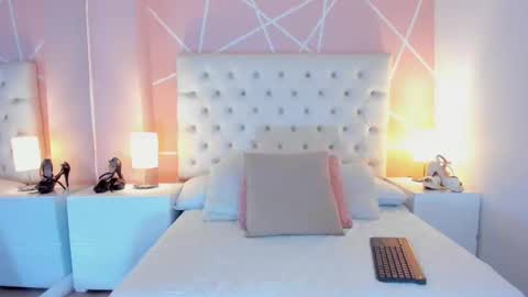 Snapshot of annaswift_ chatting on October 5, 12:21 pm Anna online show from October 5, 12:21 pm