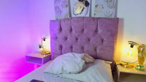 Annie Bonnie   online show from June 22, 12:02 pm
