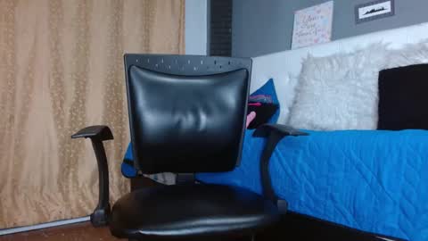 Snapshot of annie_scott_ chatting on March 9, 1:37 pm annie_scott_ online show from March 9, 1:37 pm