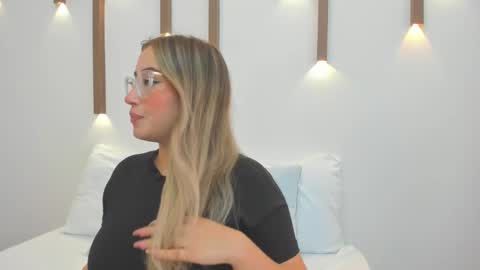 A N T O N E L L A  online show from February 21, 1:44 pm