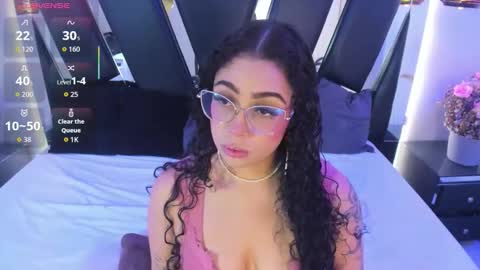 A N T O N E L L E  online show from November 19, 11:43 am