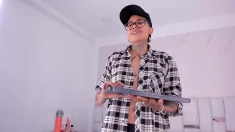 antony_d_ossa online show from April 22, 4:09 am