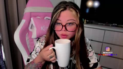   Independent model  online show from January 9, 4:00 pm