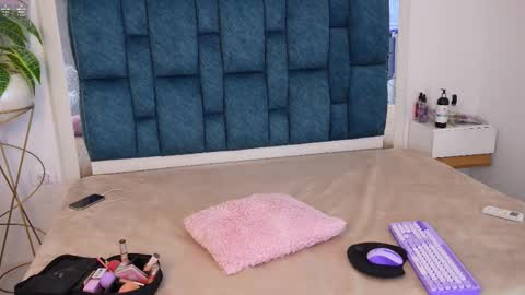   online show from March 26, 7:43 am