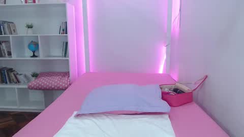 Snapshot of ari_rossee_ chatting on February 13, 1:50 am online show from February 13, 1:50 am