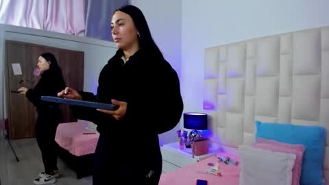  ariana  online show from November 12, 4:38 pm