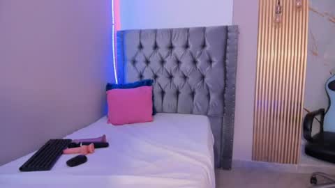ARIANNA  MILLERS online show from July 21, 7:25 pm