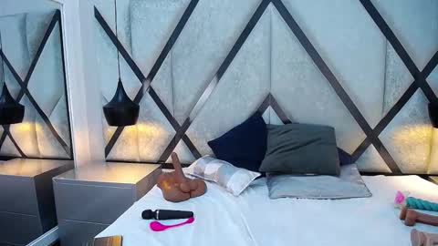 ariawillss online show from November 11, 1:52 pm