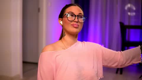 Lunaa  online show from November 26, 7:59 pm