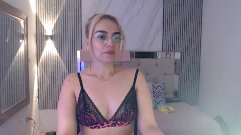 ashley__tylor online show from April 8, 7:10 am