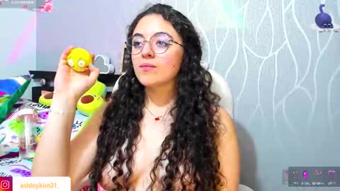 Snapshot of ashleykiim_ chatting on October 1, 1:32 am .. Ashley .. online show from October 1, 1:32 am