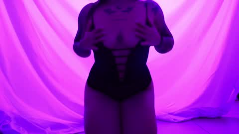 Ashley Lauren online show from January 30, 4:27 am