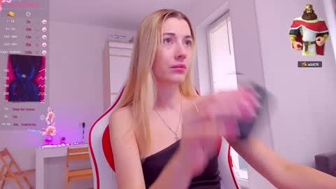 Snapshot of askcaroline chatting on September 18, 10:03 am Caroline online show from September 18, 10:03 am