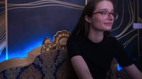 Aurelia online show from December 15, 10:15 pm