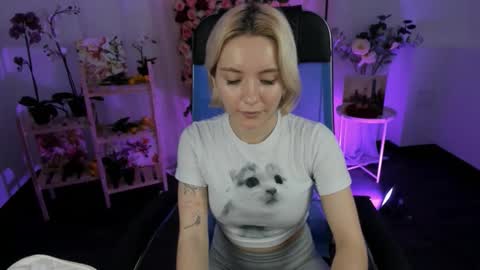 aurorawrenfield online show from November 24, 4:47 am