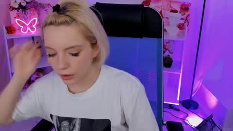 aurorawrenfield online show from November 6, 7:36 am