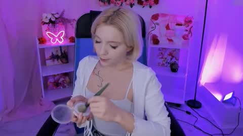 aurorawrenfield online show from October 30, 10:27 am