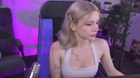 aurorawrenfield online show from June 17, 4:25 am