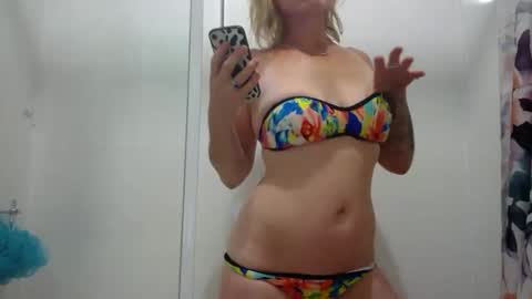 Snapshot of aussielovingxxx chatting on January 8, 5:05 pm Milf4u online show from January 8, 5:05 pm